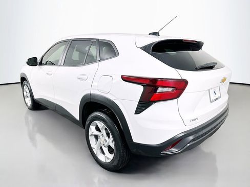 Used 2025 Chevrolet Trax LS w/ LS Convenience Package FWD image 7
