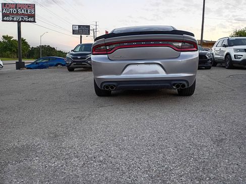 Used 2017 Dodge Charger SE RWD image 4
