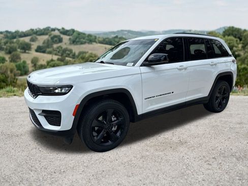 Used 2023 Jeep Grand Cherokee Altitude RWD image 3