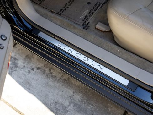 Used 2009 Lincoln Town Car Signature Limited image 26