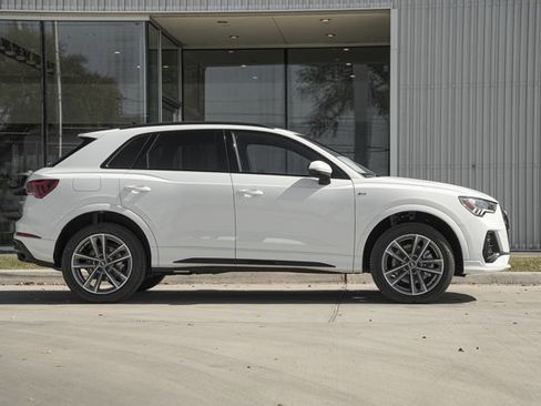 Certified 2025 Audi Q3 2.0T Premium w/ Convenience Package image 4