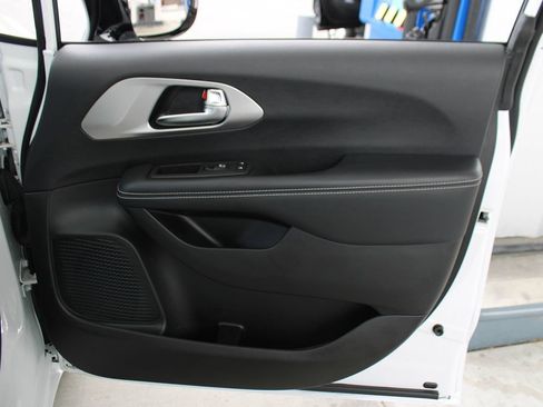Used 2023 Chrysler Pacifica Limited w/ S Appearance Package FWD image 54
