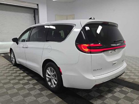 Used 2026 Chrysler Pacifica Limited FWD image 2