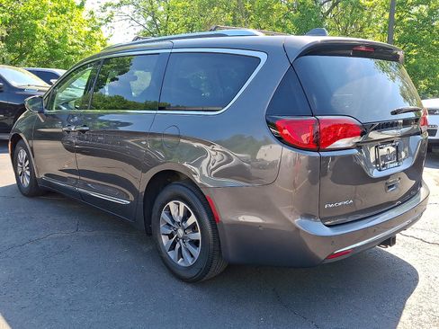 Used 2020 Chrysler Pacifica Touring-L Plus FWD image 4