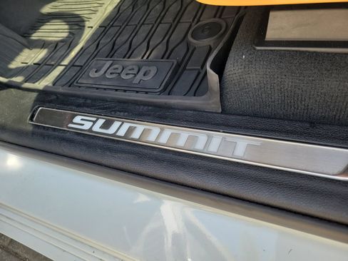 Used 2023 Jeep Grand Cherokee L Summit w/ Luxury Tech Group V AWD/4WD image 34