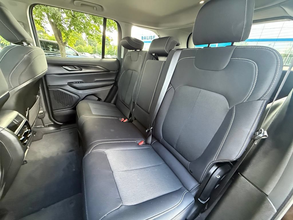 Used 2023 Jeep Grand Cherokee Laredo X AWD/4WD image 23