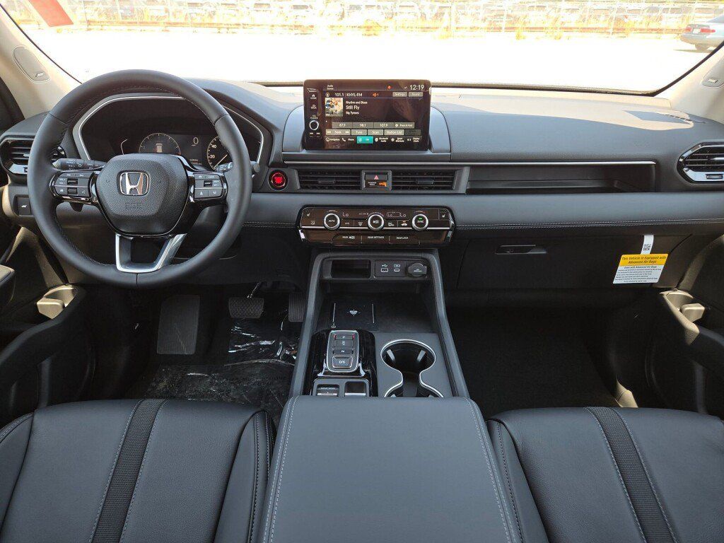New 2025 Honda Pilot Touring image 8