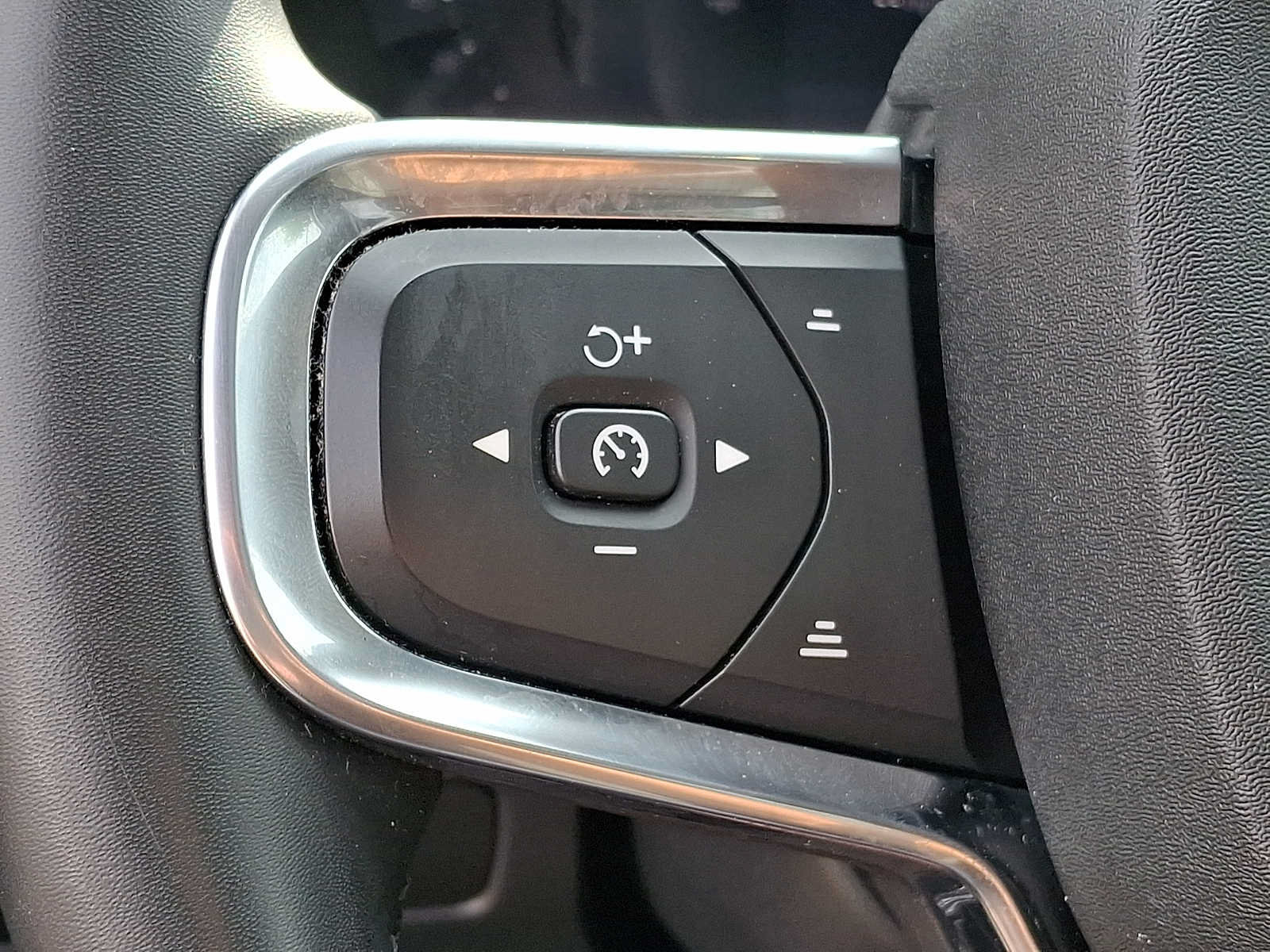 Used 2023 Volvo XC40 B5 Plus w/ Protection Package Premier AWD/4WD image 19