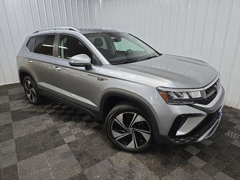 Used 2023 Volkswagen Taos SE w/ Panoramic Sunroof Package AWD/4WD image 7