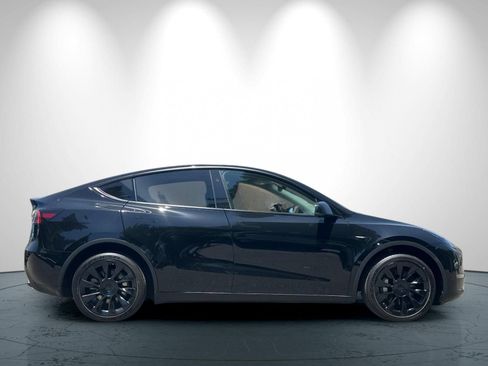 Used 2024 Tesla Model Y Long Range AWD/4WD image 3