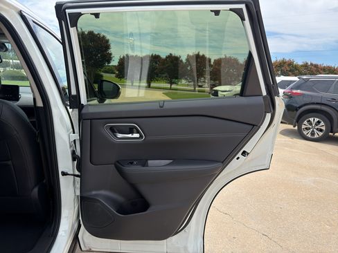 Used 2025 Nissan Rogue Platinum w/ Platinum Premium Package AWD/4WD image 16