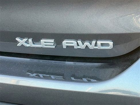 Used 2021 Toyota Highlander XLE image 10