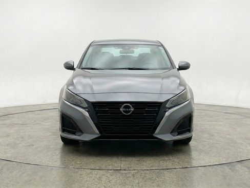Used 2025 Nissan Altima 2.5 SV FWD image 2