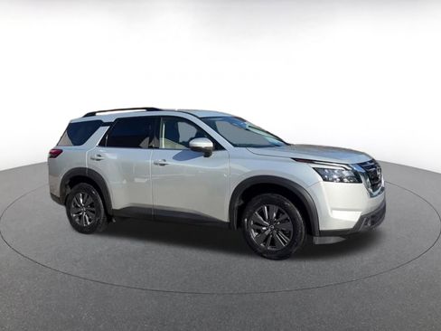Used 2025 Nissan Pathfinder SV image 2