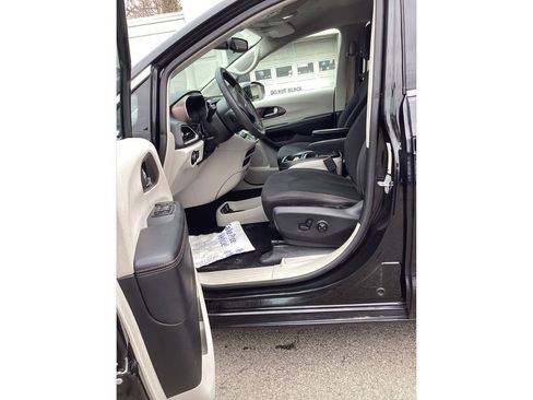 Used 2018 Chrysler Pacifica Touring Plus w/ Tire & Wheel Group image 9