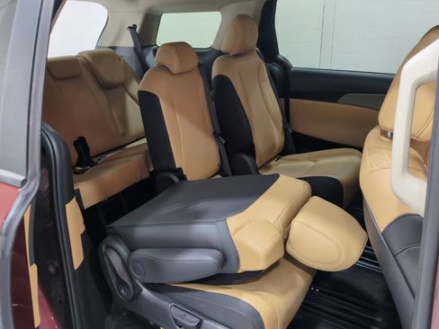 Used 2024 Kia Carnival LX FWD image 11