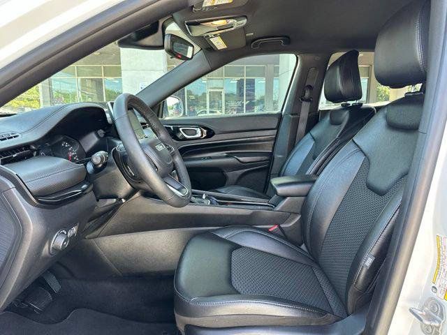 Certified 2025 Jeep Compass Latitude w/ Altitude Special Edition AWD/4WD image 9