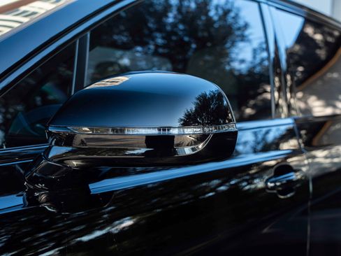 Used 2023 Bentley Bentayga Extended Wheelbase image 11