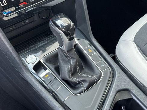 Used 2025 Volkswagen Taos SE w/ Panoramic Sunroof Package image 18