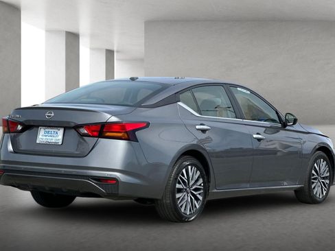 Used 2025 Nissan Altima 2.5 SV FWD image 4