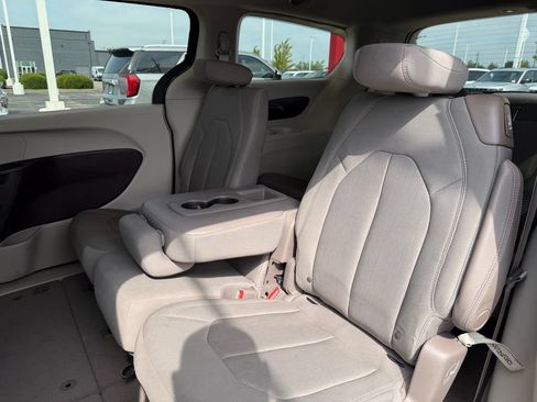 Used 2017 Chrysler Pacifica Touring FWD image 25