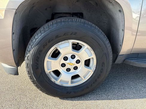 Used 2007 Chevrolet Suburban LT w/ LT Preferred Equipment Group image 9