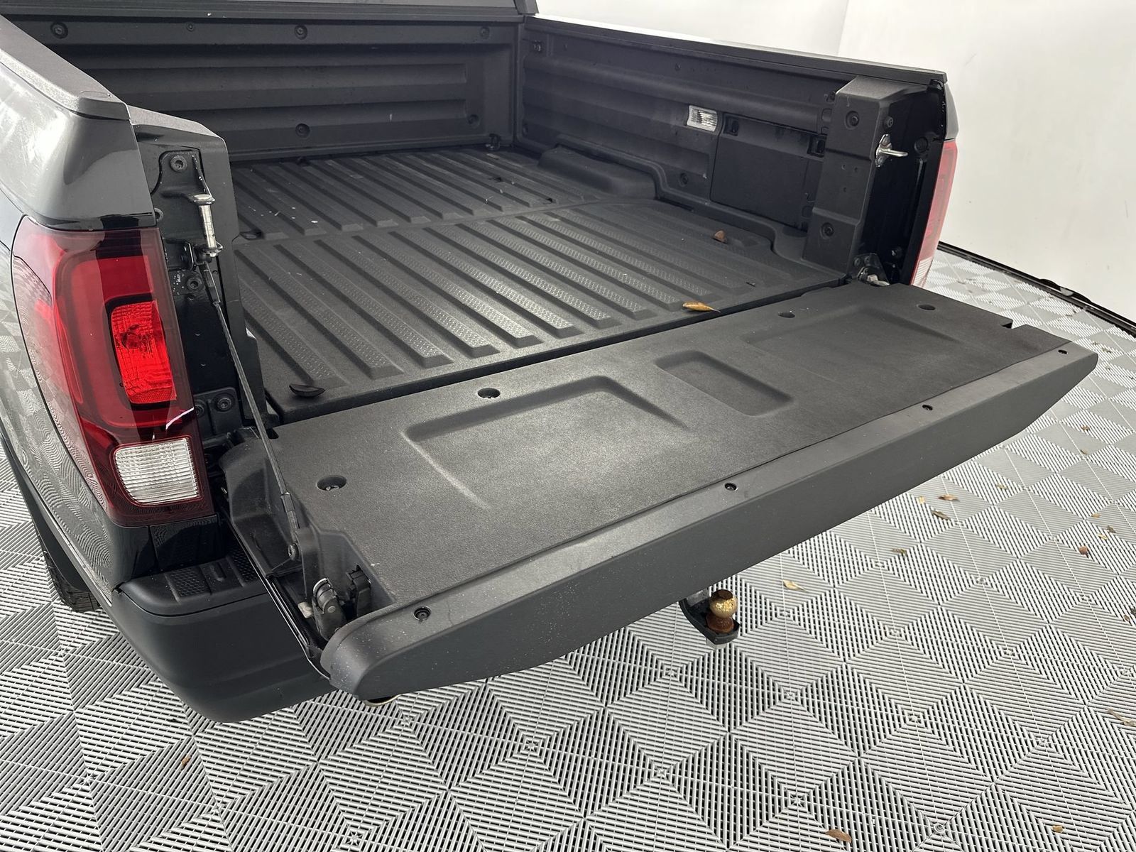 Used 2025 Honda Ridgeline Sport image 25