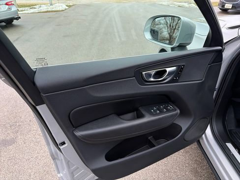 Used 2022 Volvo XC60 B5 Momentum w/ Climate Package image 17