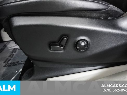 Used 2024 Chrysler Pacifica Select image 51