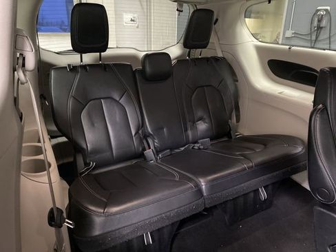 Used 2022 Chrysler Pacifica Touring-L image 31