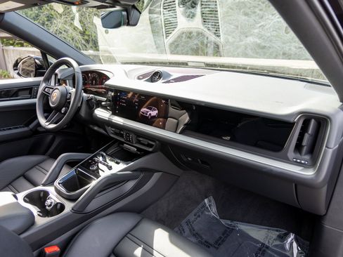 Certified 2025 Porsche Cayenne Coupe image 55