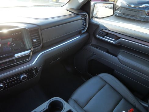 Used 2025 GMC Sierra 1500 SLT image 11