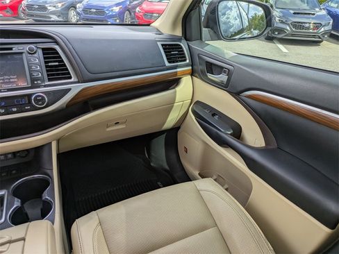 Used 2019 Toyota Highlander Limited image 17