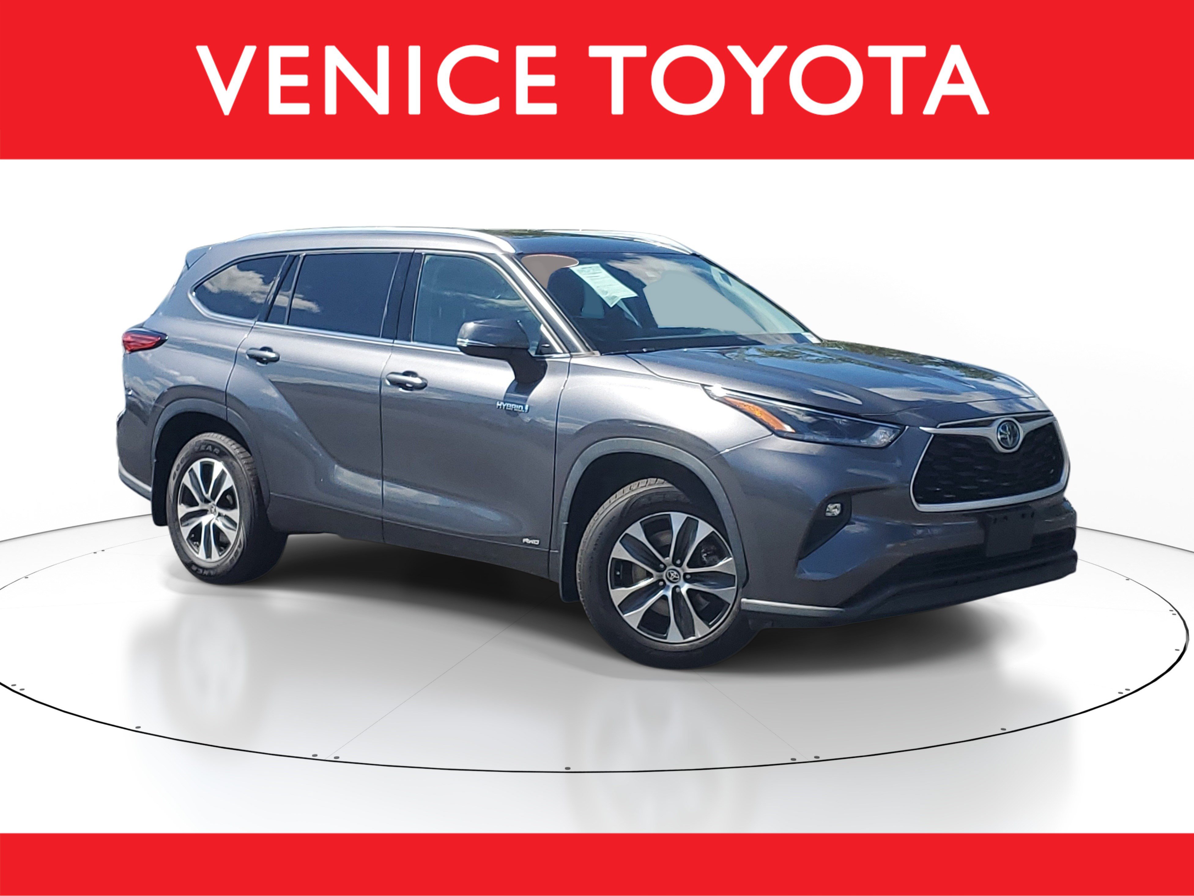 Certified 2021 Toyota Highlander XLE AWD/4WD image 1