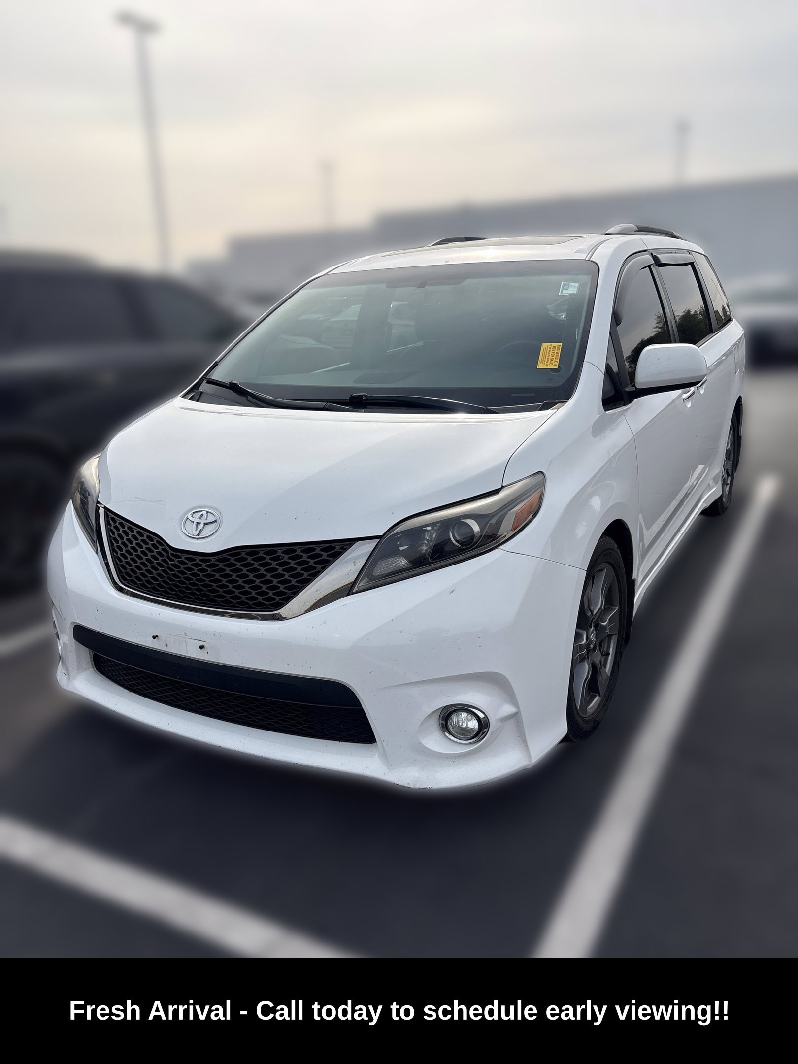 Used 2017 Toyota Sienna SE Premium FWD image 2