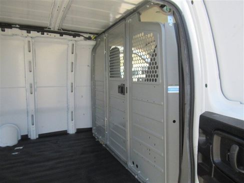 Used 2018 Chevrolet Express 2500 Extended image 13