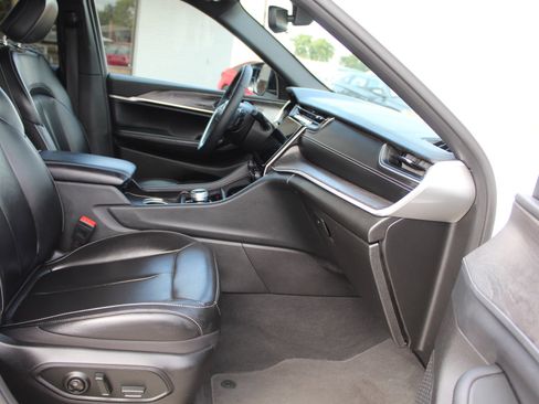 Used 2024 Jeep Grand Cherokee Limited image 14