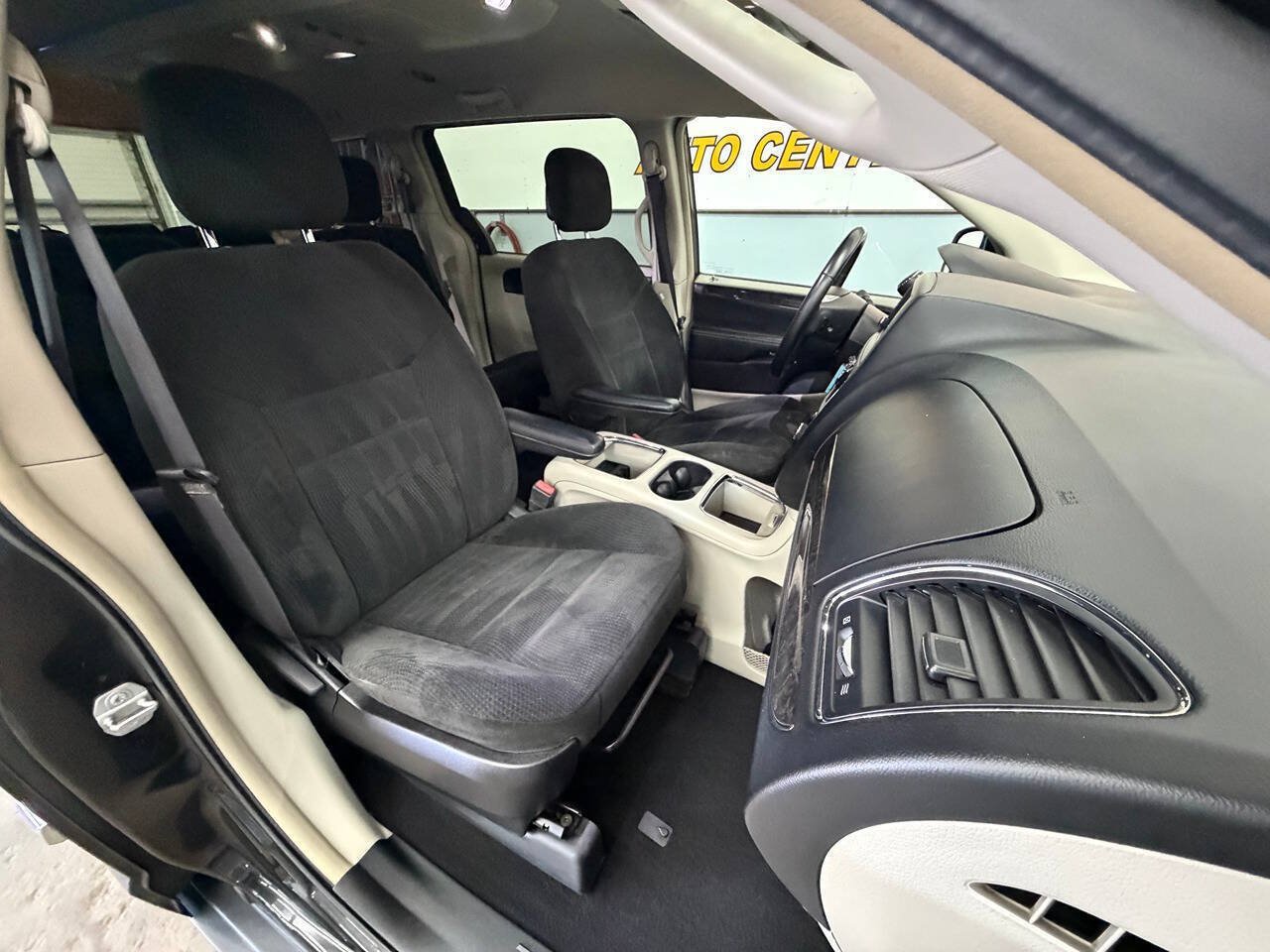 Used 2015 Chrysler Town & Country Touring FWD image 18