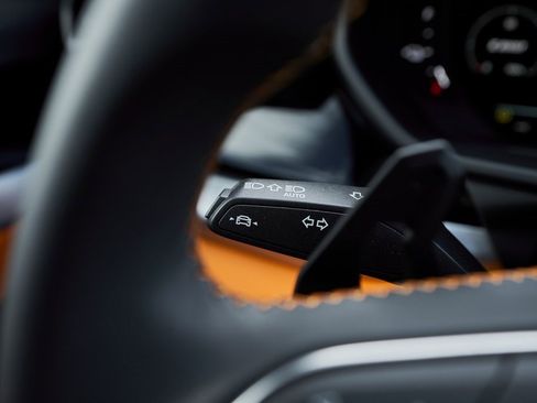 Used 2025 Lamborghini Urus SE image 55