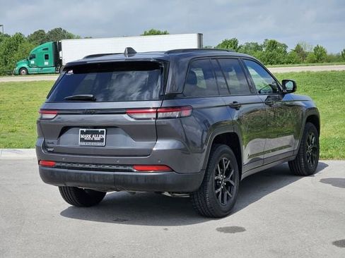 Used 2024 Jeep Grand Cherokee Altitude AWD/4WD image 7
