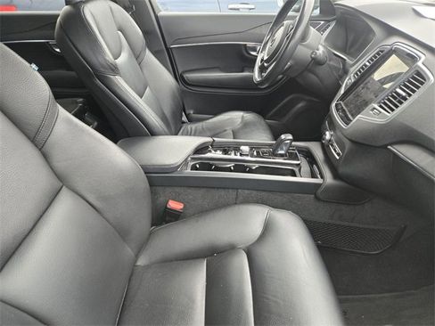 Used 2020 Volvo XC90 T8 Momentum image 4