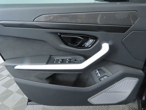 Used 2025 Lamborghini Urus SE image 25