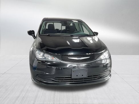 Used 2017 Chrysler Pacifica Touring FWD image 3