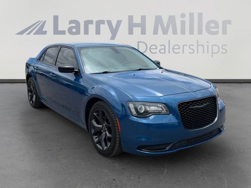 Used 2020 Chrysler 300 Touring w/ Sport Appearance Package RWD image 7
