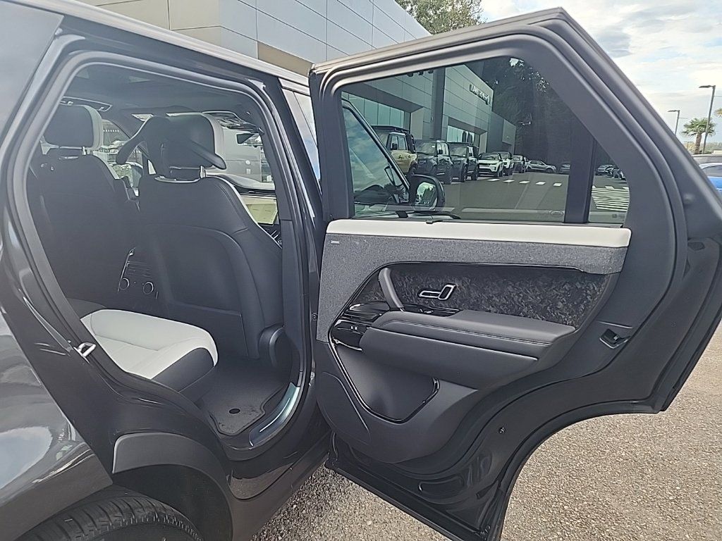 New 2026 Land Rover Range Rover Sport Dynamic SE AWD/4WD image 17