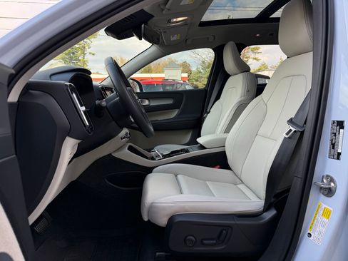 Used 2025 Volvo XC40 B5 Plus w/ Protection Package Premier image 43