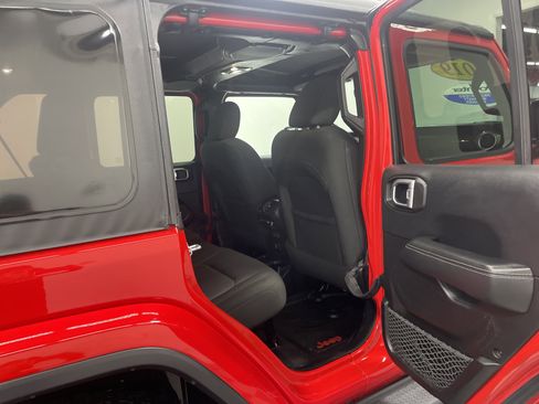 Used 2019 Jeep Wrangler Unlimited Sahara image 21