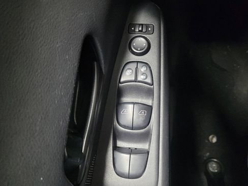 Used 2019 Nissan Kicks S image 27