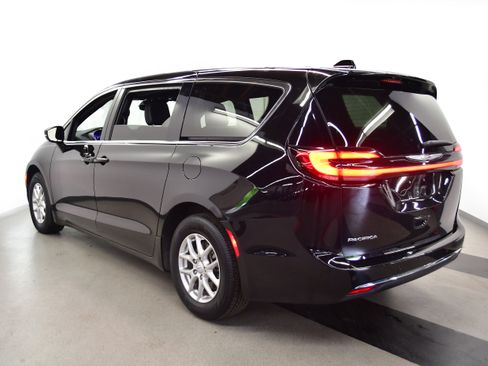 Used 2025 Chrysler Pacifica Select FWD image 5