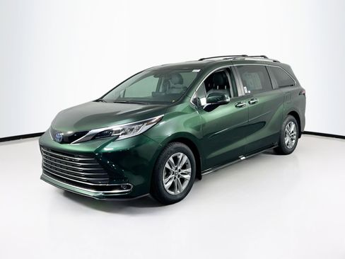 Used 2022 Toyota Sienna Limited image 1
